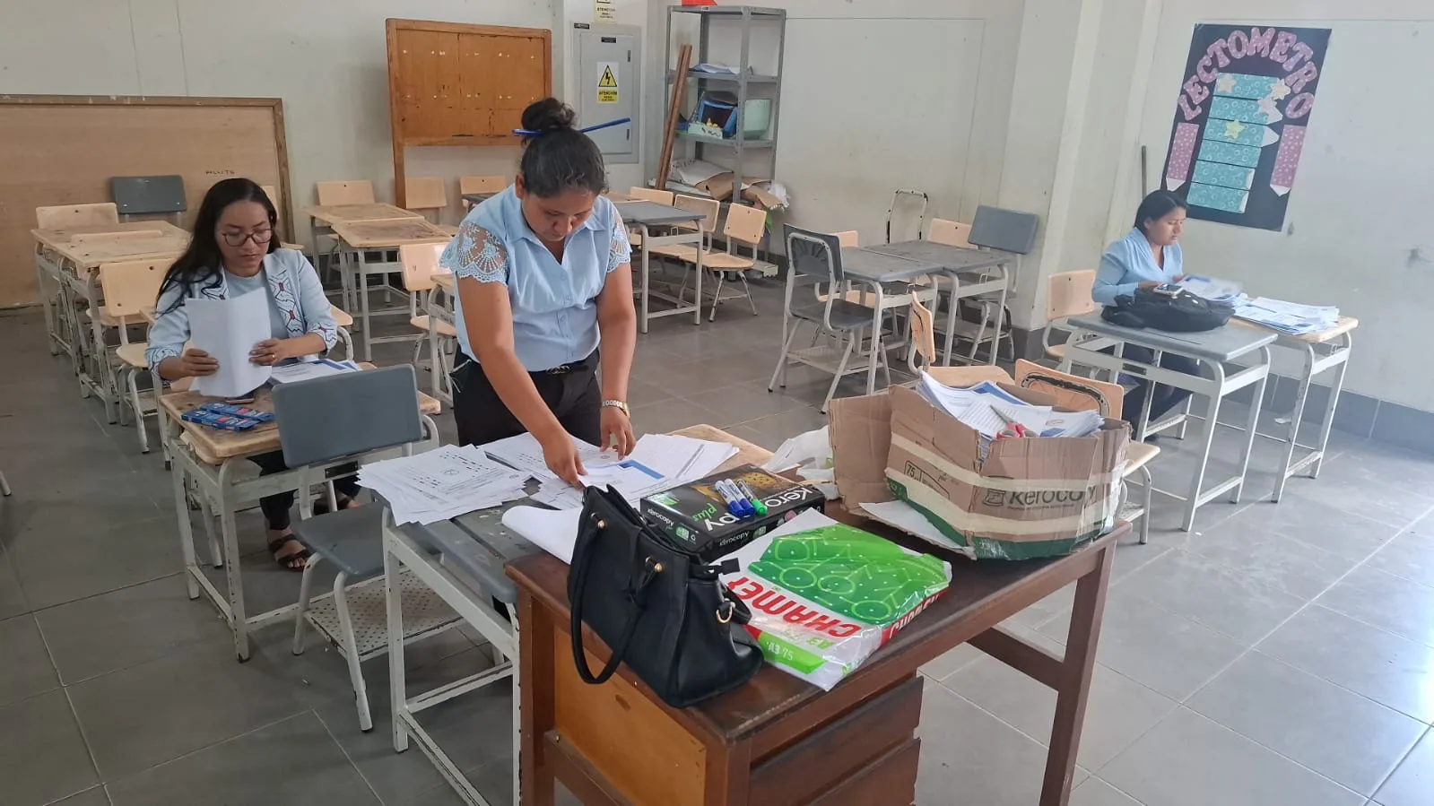 Equipo aplicador revisando los instrumentos de la evaluación diagnóstica