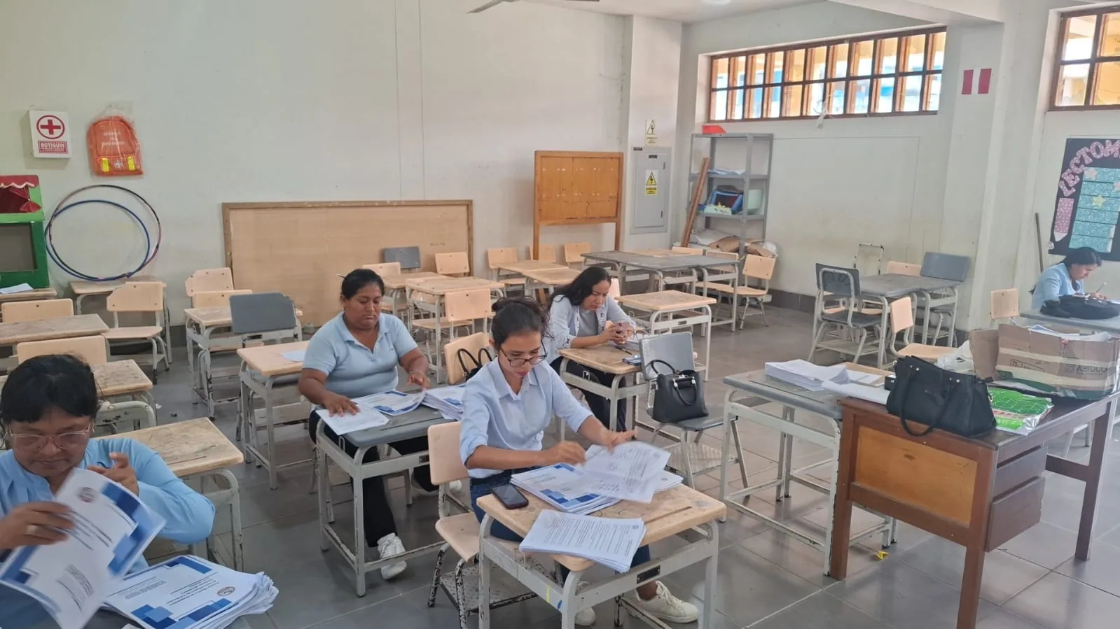 Especialistas revisando los documentos de la evaluación diagnóstica