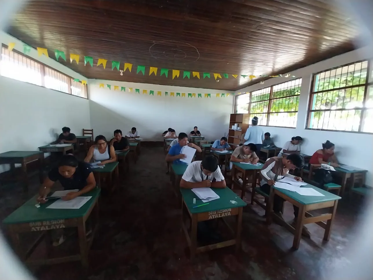 Docentes de nivel inicial resolviendo una evaluación diagnóstica