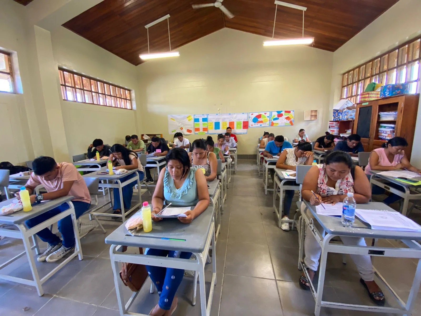 Docentes de primaria respondiendo la evaluación diagnóstica