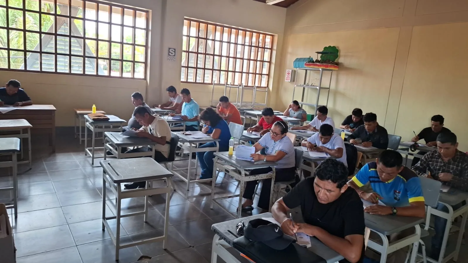 Docentes de secundaria durante la aplicación de la evaluación diagnóstica