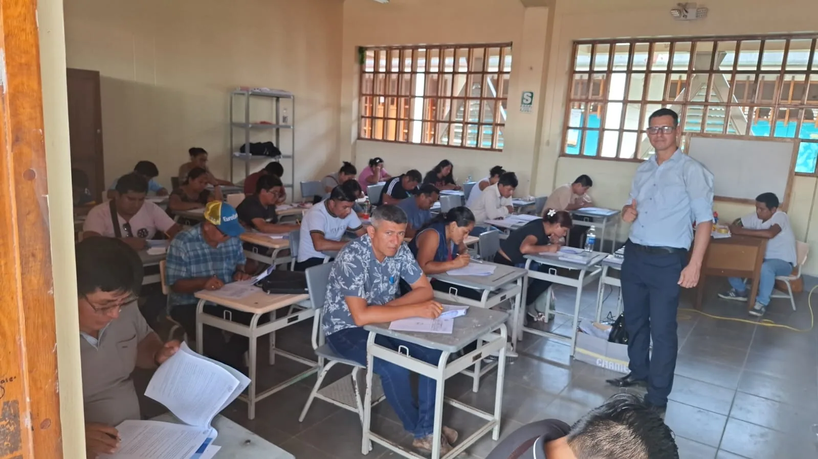 Docentes de secundaria completando la evaluación diagnóstica