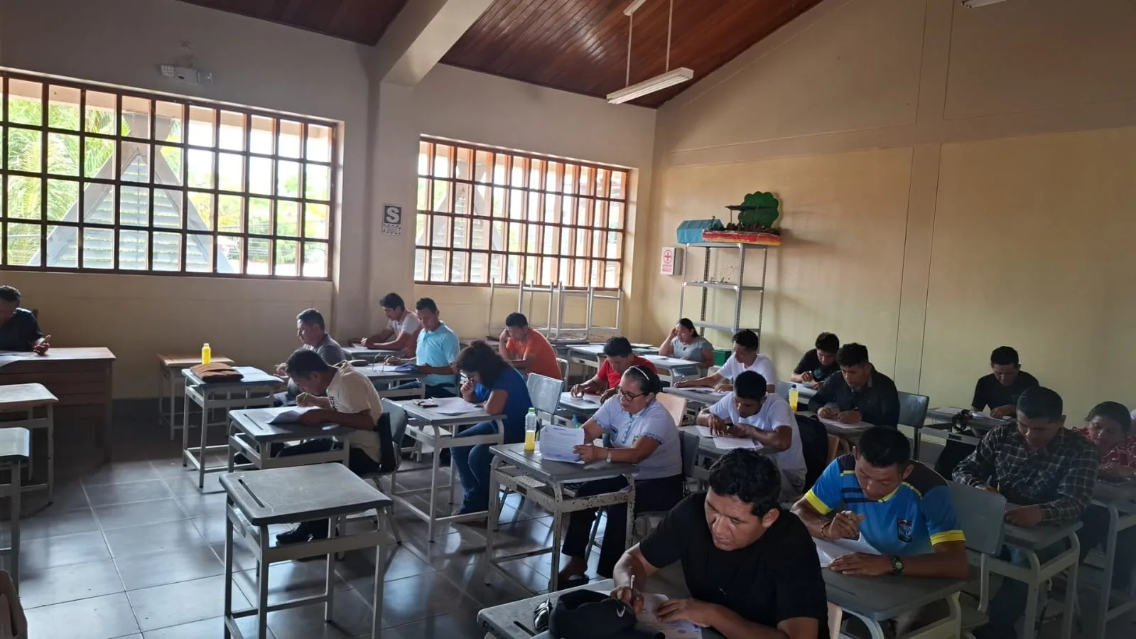 Docentes de secundaria trabajando en la evaluación diagnóstica