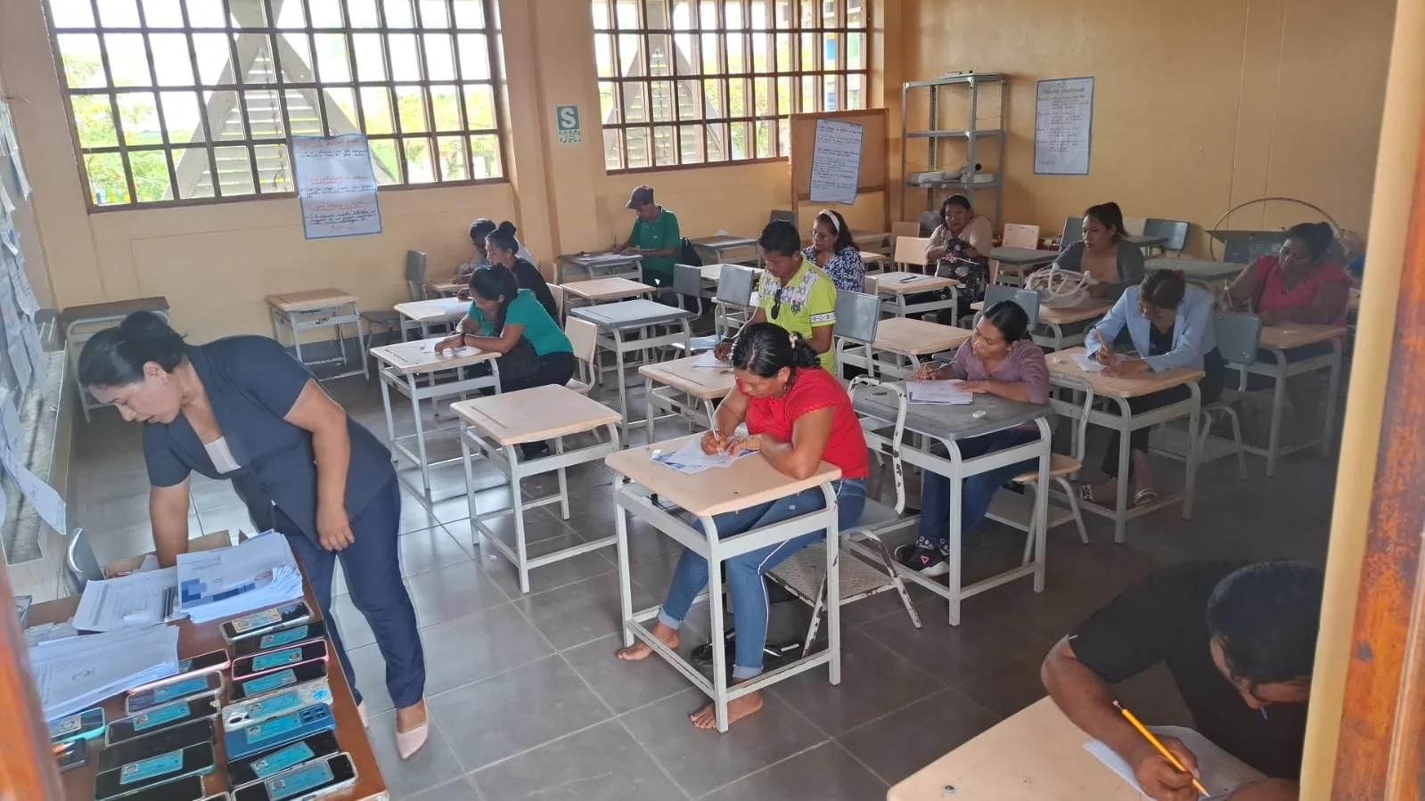 Docentes de secundaria durante la evaluación diagnóstica